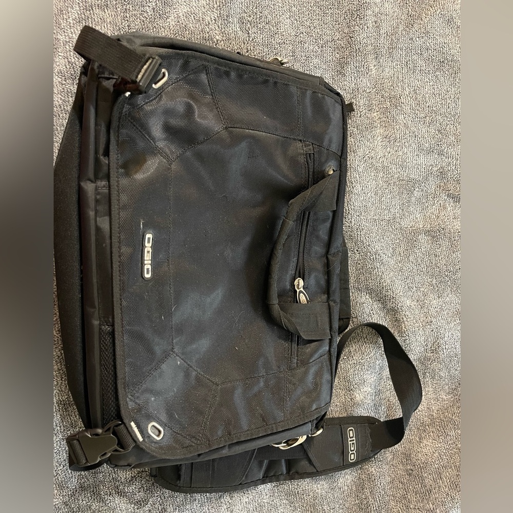 Ogio bag. Plenty of room/pockets. Great for business or light travel.